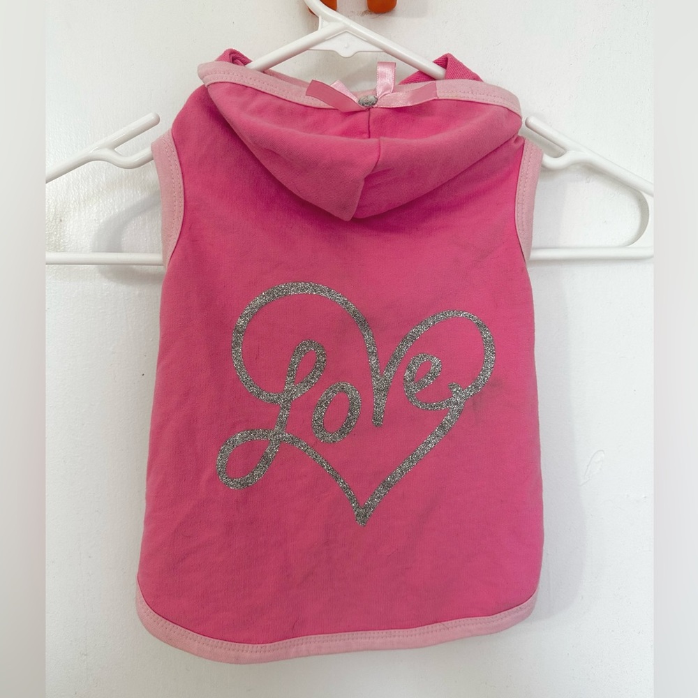 Light doggie hoodie with “Love” glittery print and bow.